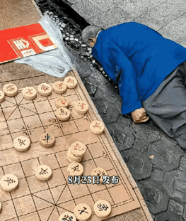 老人下棋正尽兴，突然间身子一歪重重摔落在地，躺在地上使劲挣扎，却怎么也撑不起身子