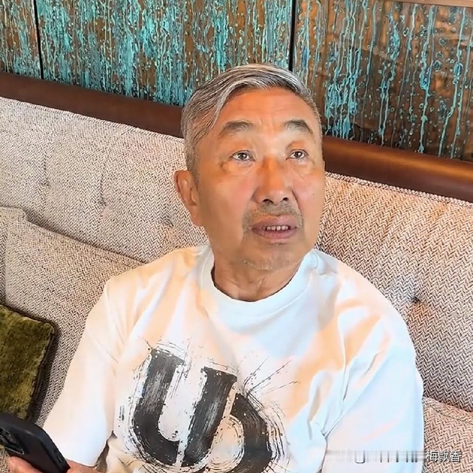 老演员杜源的女儿经常拍一些和父亲互动的视频，她对爸爸说:“爸爸，粉丝都说你像一个