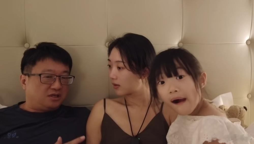 网友投稿：在对岸的绿配一家三口一起“秀”[小丑]#黄媒不会说的真相# ​​​
