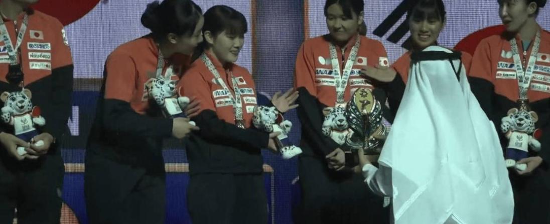 真是万万没想到！ 亚锦赛日本女团夺冠后做了一个出人意料的举动：当颁奖嘉宾询问由谁