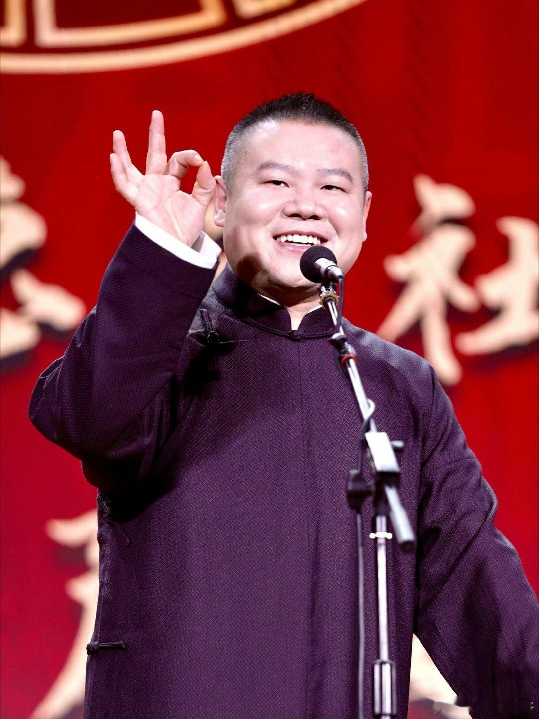 岳云鹏教蔡磊儿子快板褪去明星光环尽显温柔，岳云鹏手把手带着孩子练习快板。态度温和