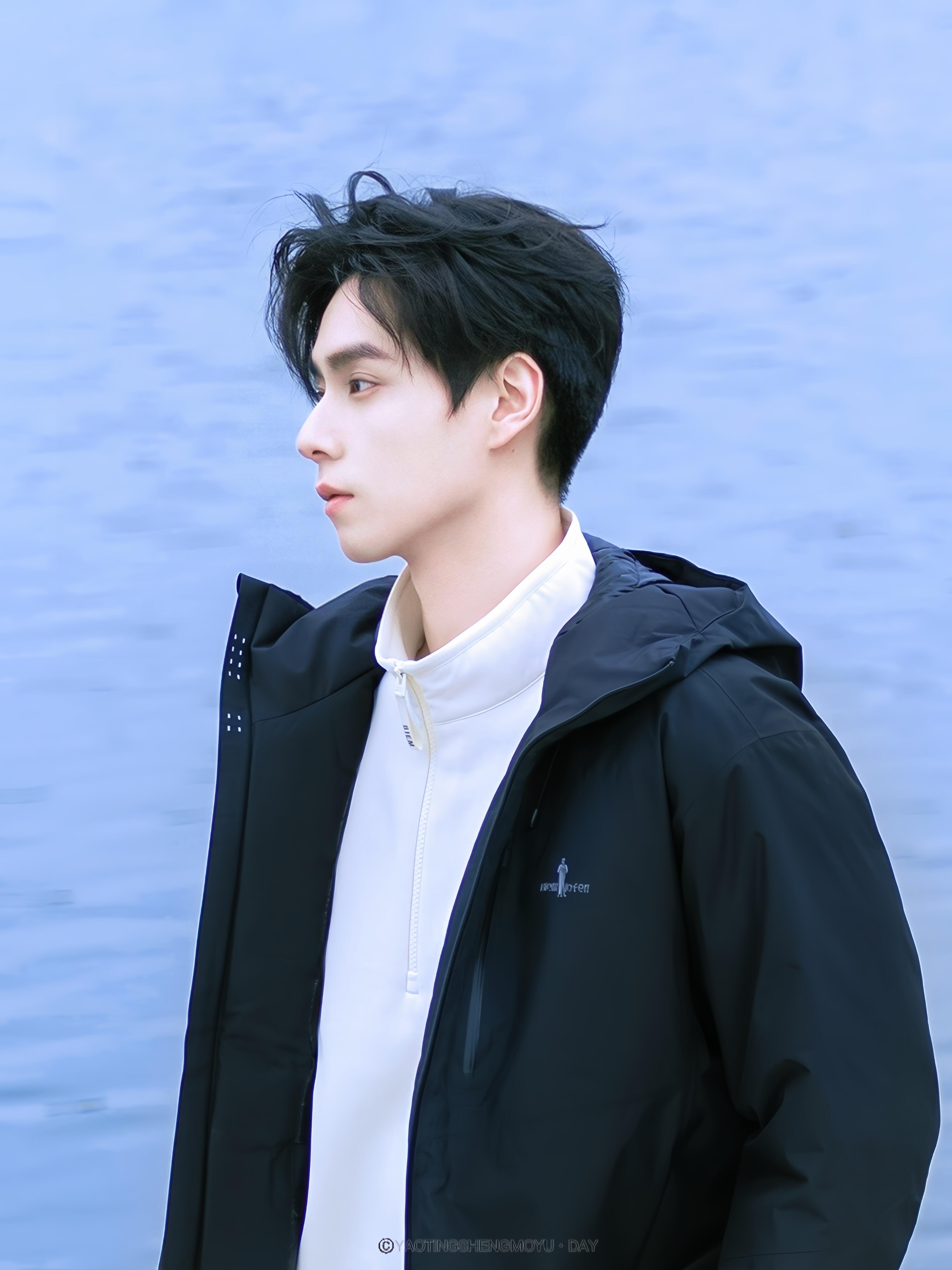 胡一天邓凯帅哥的旁边还是帅哥 啊啊啊胡一天邓凯同框了！左边清爽右边深邃，帅哥双倍