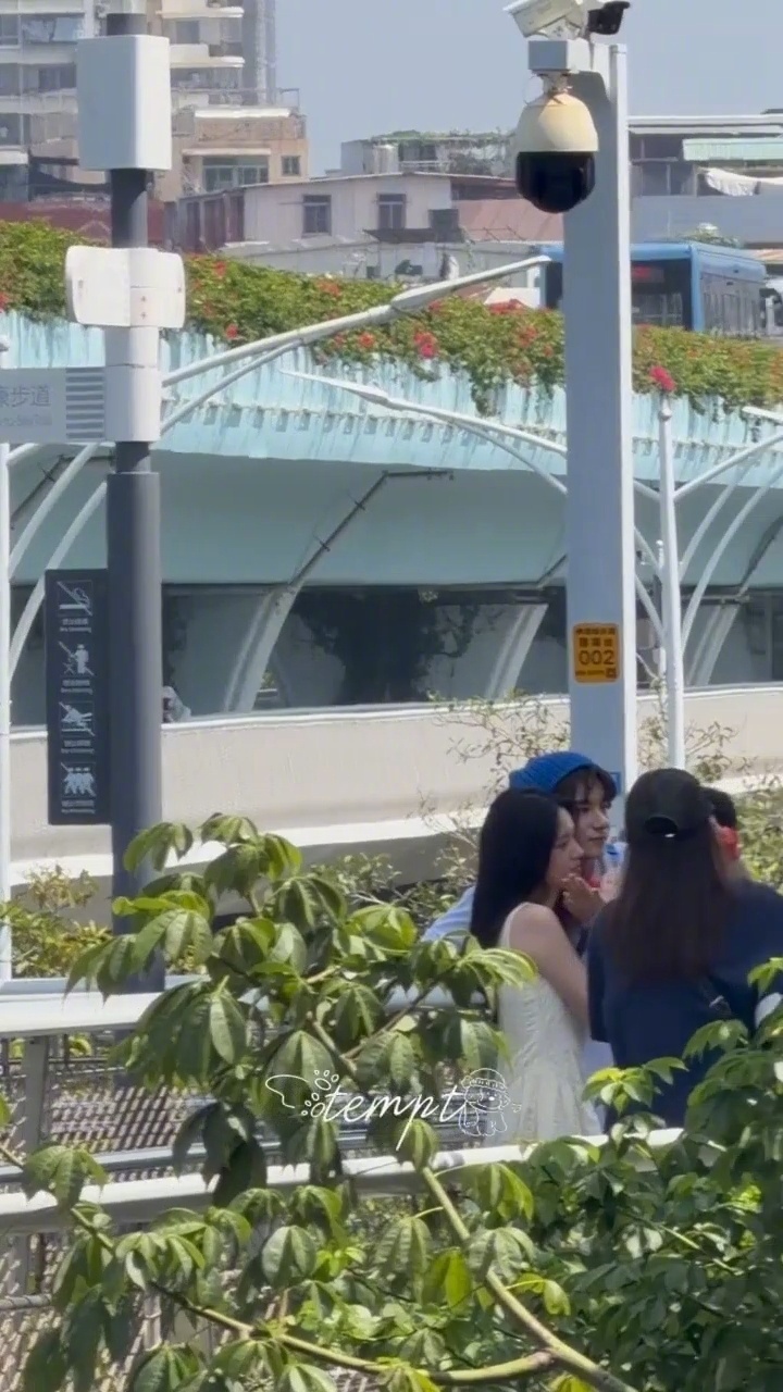 周也胡先煦合照两大萌物同框拍照蹲一个正式合照，狠狠期待住