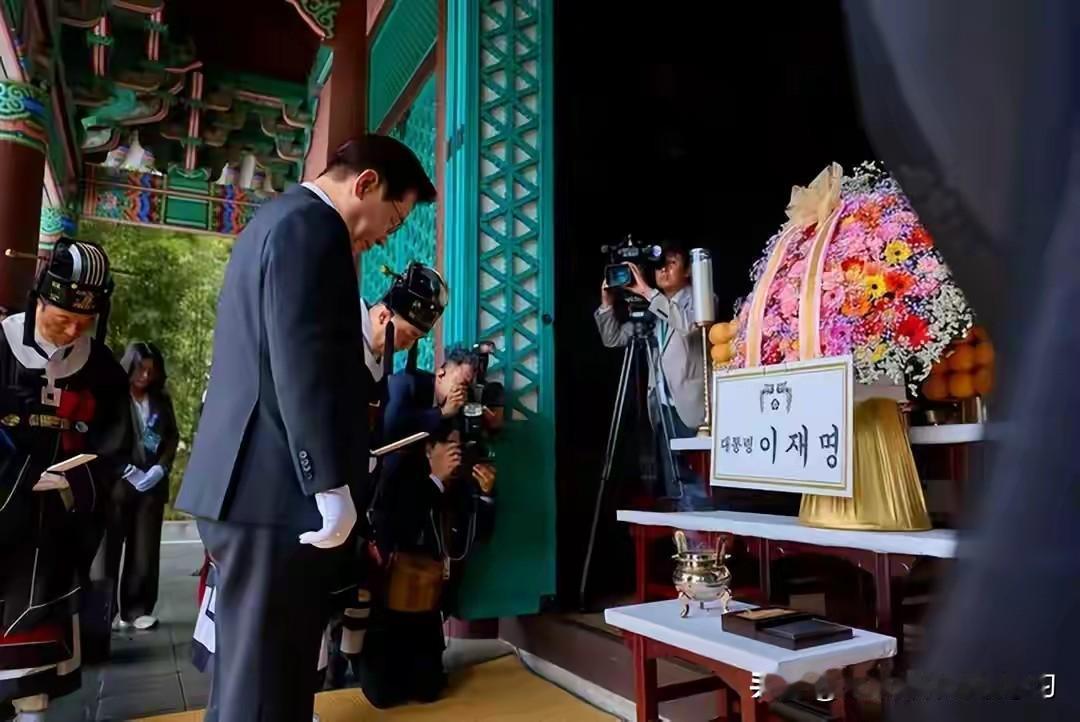 日本高市早苗刚以“总理大臣”名义给靖国神社送去祭品，里头的甲级战犯牌位还没凉透，