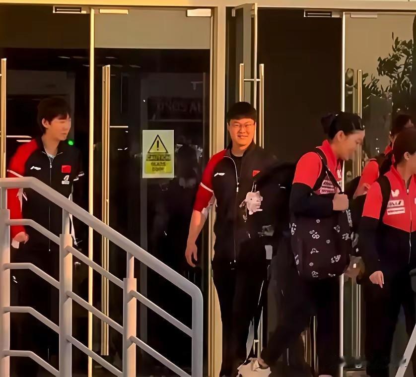 张本美和太可爱了！见了鳗鱼还害羞了！

当时鳗鱼刚3:1打赢大藤沙月，
刚出门就