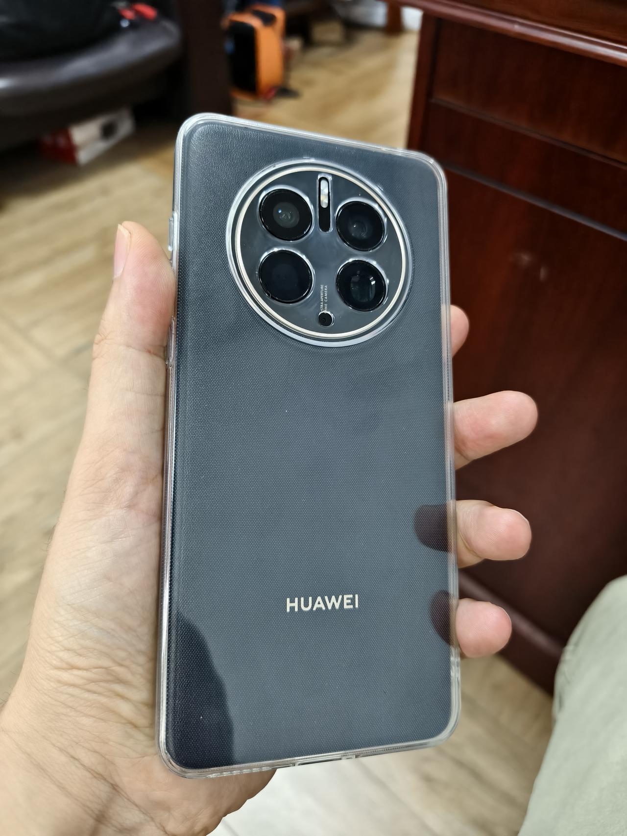 买了一个mate50pro的手机壳，准备把这手机给我妈用了，他用的mate20是