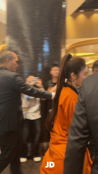 蔡文静把浴袍当礼服的外披蔡文静浴袍正反两穿蔡文静这身路透好吸睛，橙色浴袍外披搭配