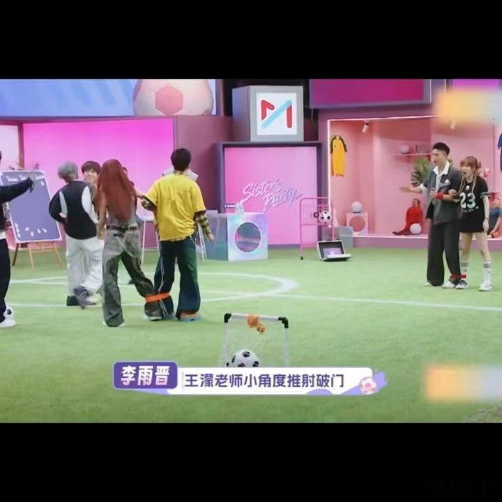 王濛射门震惊欧文濛主随时随地都能发挥竞技实力，冰场称王就算了，踏入足球场也轻轻松