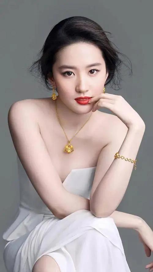 巅峰时期的关之琳是人间绝色成熟艳丽的美人，男人眼里的
顶级美人。
关之琳的巅峰时