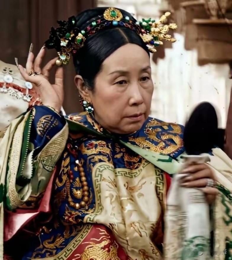 尽管慈禧太后这个人的恶评很多，但是从相貌上看，这个人年轻的时候，绝对是一个美女，