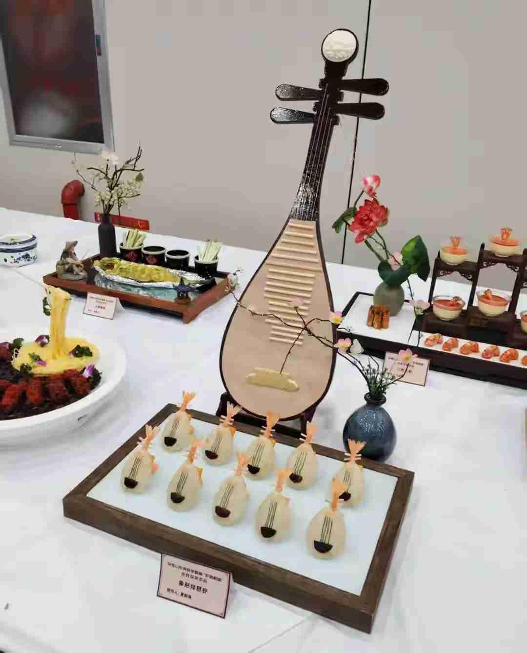 你敢信？聊城美食把琵琶都搬上桌了！
这"象形琵琶酥"简直绝了——迷你琵琶造型的点