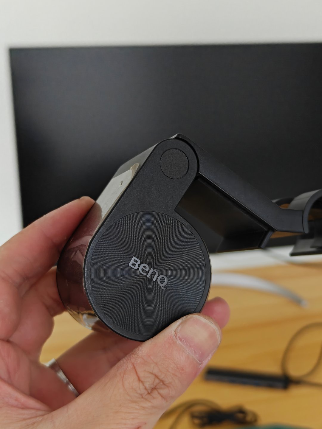 明基这个屏幕挂灯，真的挺好用。哪怕我这个是最开始的一代产品，现在依旧还能服役。好