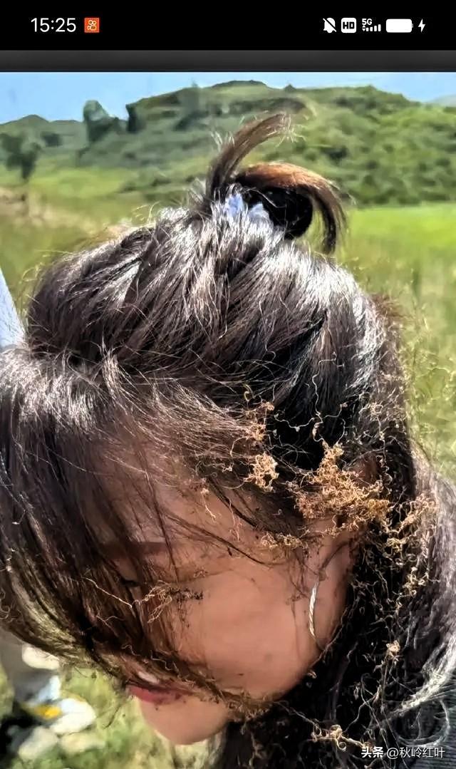 烧纸祭父，女儿蹲在坟前烧纸，一阵风突然吹来，把纸灰里的火星卷到了她的发梢，燎得几
