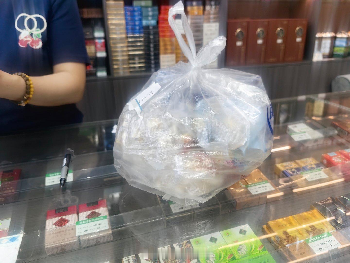 吃完饭，去了萨礼情蒙族特产专卖店，靛靛喜欢各种各样的奶制品和牛肉干。挑选好让店家