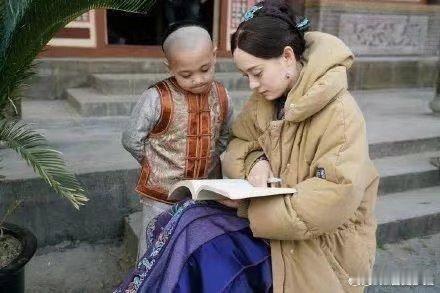 孙俪一件羽绒服穿15年 出行还是穿的那件米色羽绒服，不得不说质量真好啊