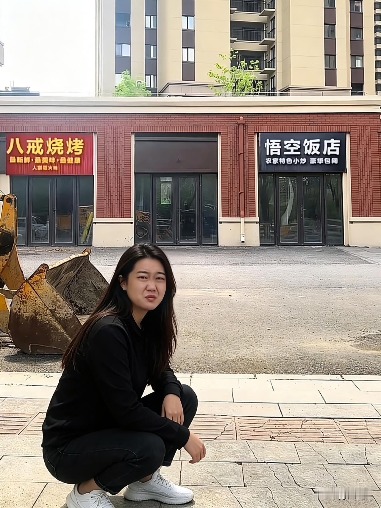 就在这条街上，左边是八戒烧烤，右边是悟空饭店，中间这间空铺，我拿下了！
 
看着