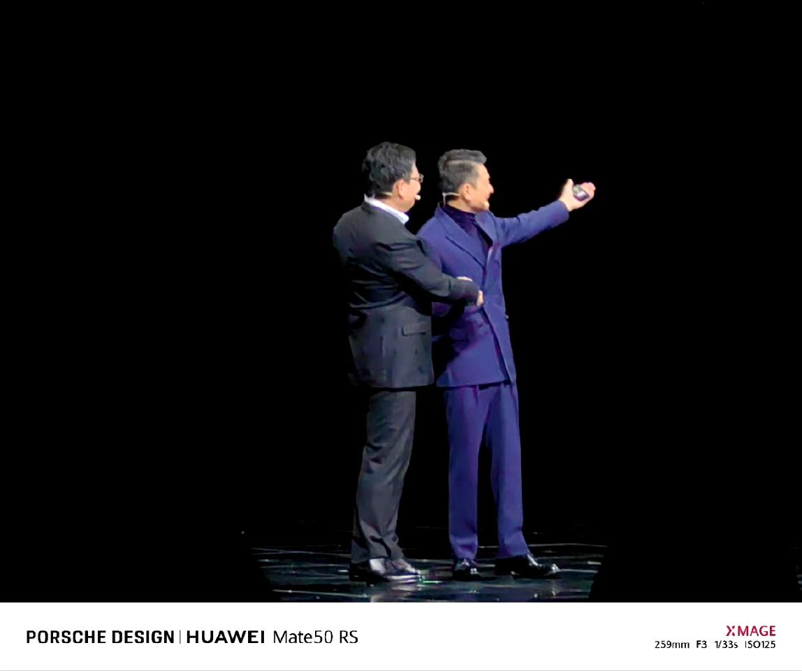 余承东不该穿增高鞋的，
他没有刘德华高，
现在看起来刘德华比他矮，
这是发布会唯