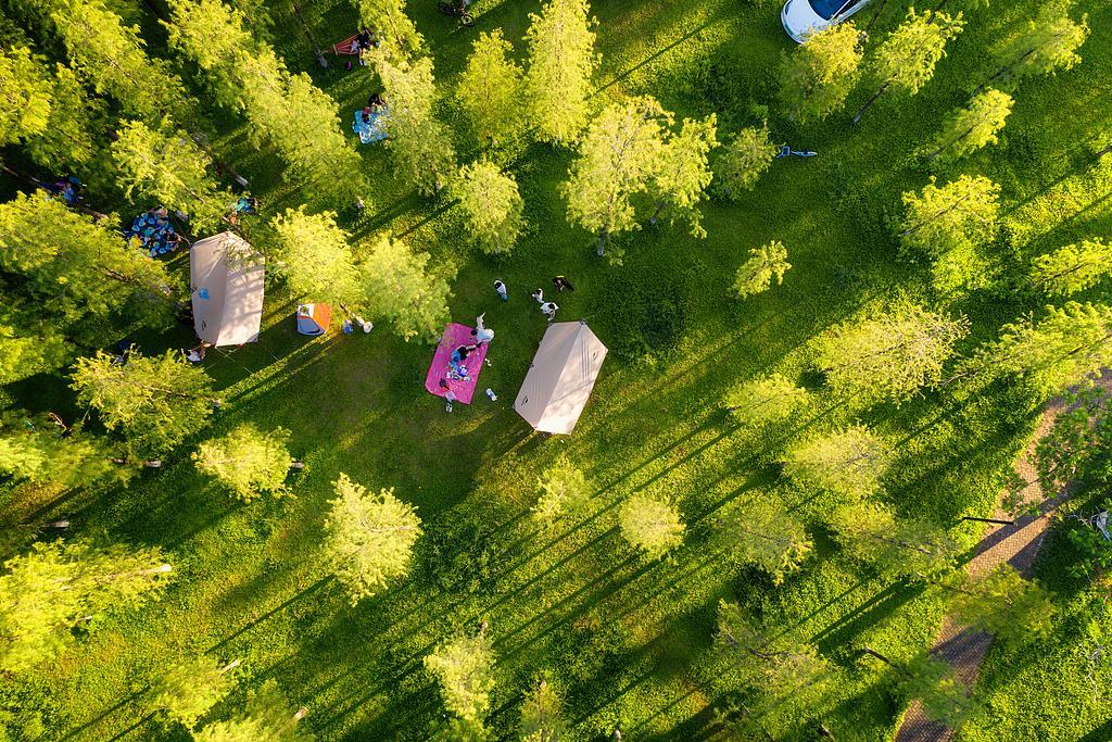 【#春假即将开启多地鼓励带薪错峰休假#】近期，江苏、四川、湖南、安徽等多地公布春