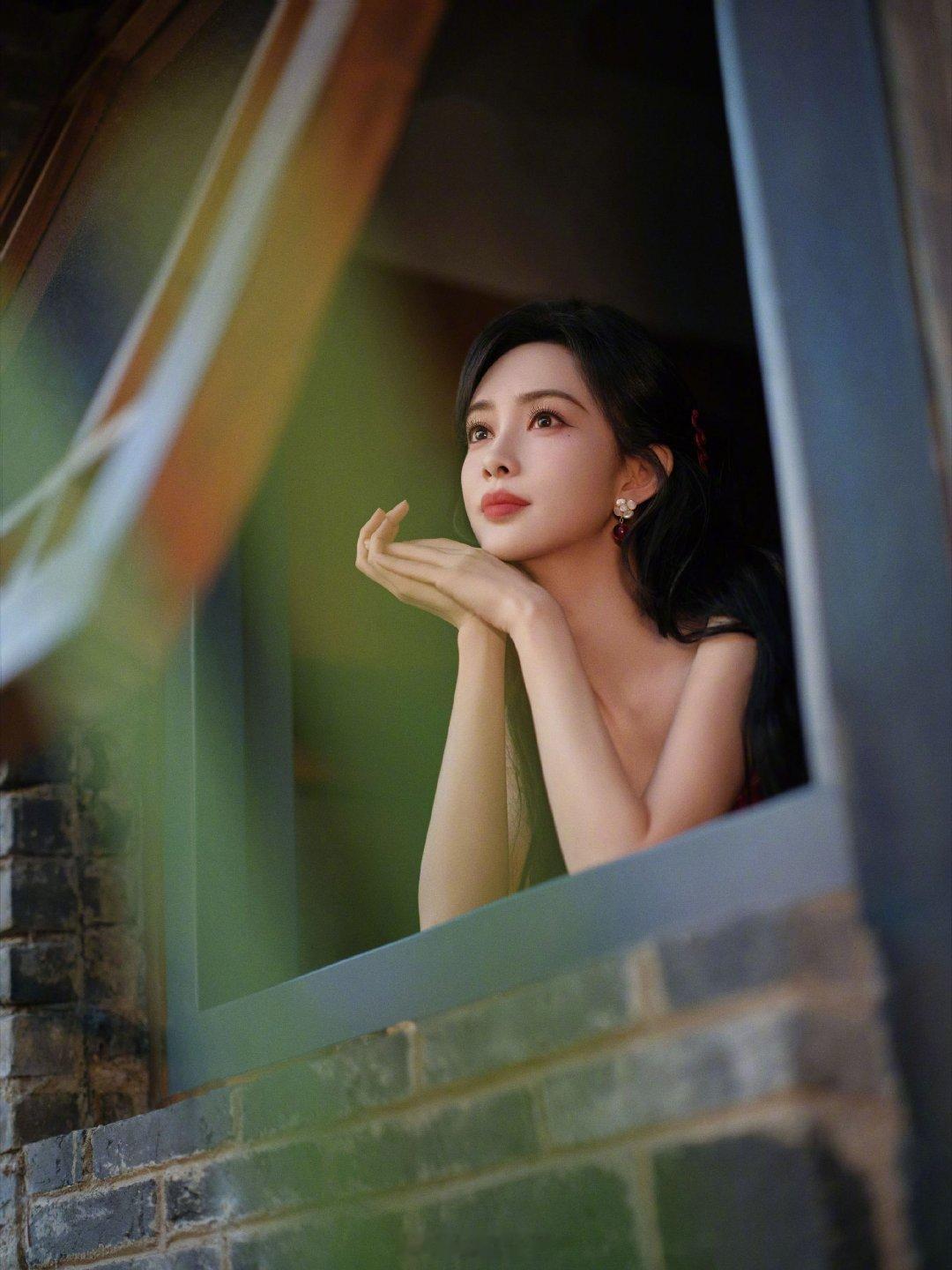 孟子义泰国活动演唱樱花草，出奇的是都在调上没跑调，孟子义继续加油期待你的新专辑