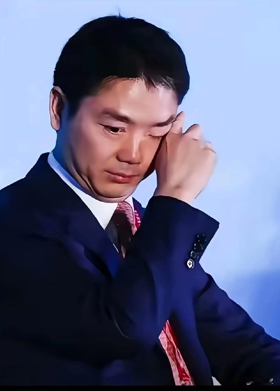 他用长达11年的坚持！
为宿迁光明村送上了一份价值连城的报恩清单，其豪气程度，连