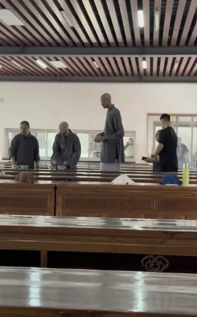文班亚马去少林寺把头剃了 少林寺的光头文班亚马。 ​​​