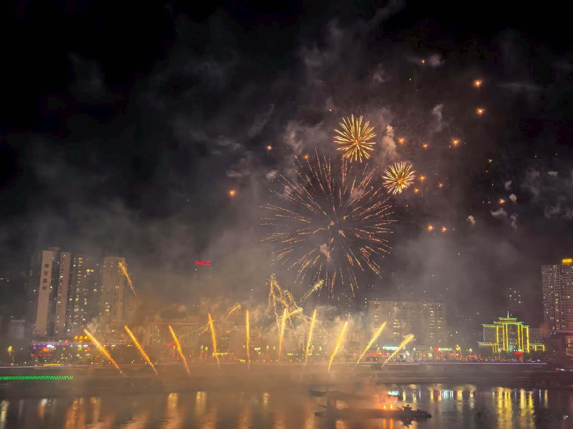 万马奔腾迎新年，春风送暖又一春，苍溪无人机和烟花秀的绽放，让新的一年充满期待和美