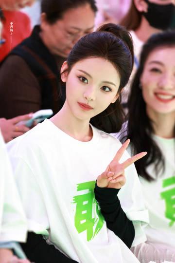 杨超越拍戏手臂大面积淤青荧幕之外皆是努力与付出，杨超越沉浸式演绎护士谢谢，理解并