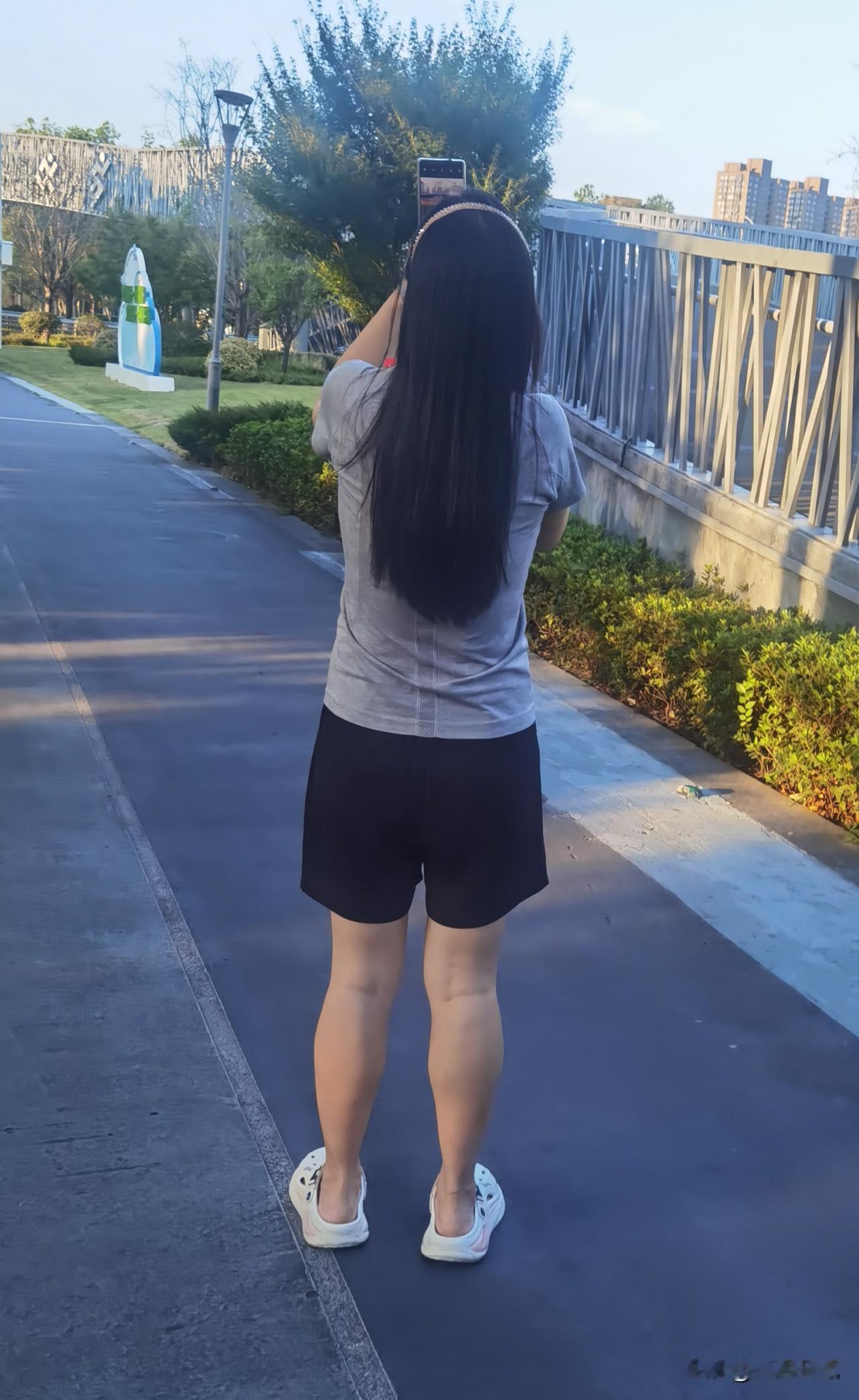 晨光吻过发梢，跑鞋沾着风，自拍里藏着今日的甜。
