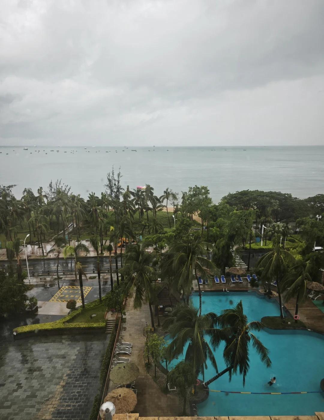 三亚3-7号要来台风了😢
刚落地三亚，就开始下雨🌧️ 球球了出太阳快快出太阳