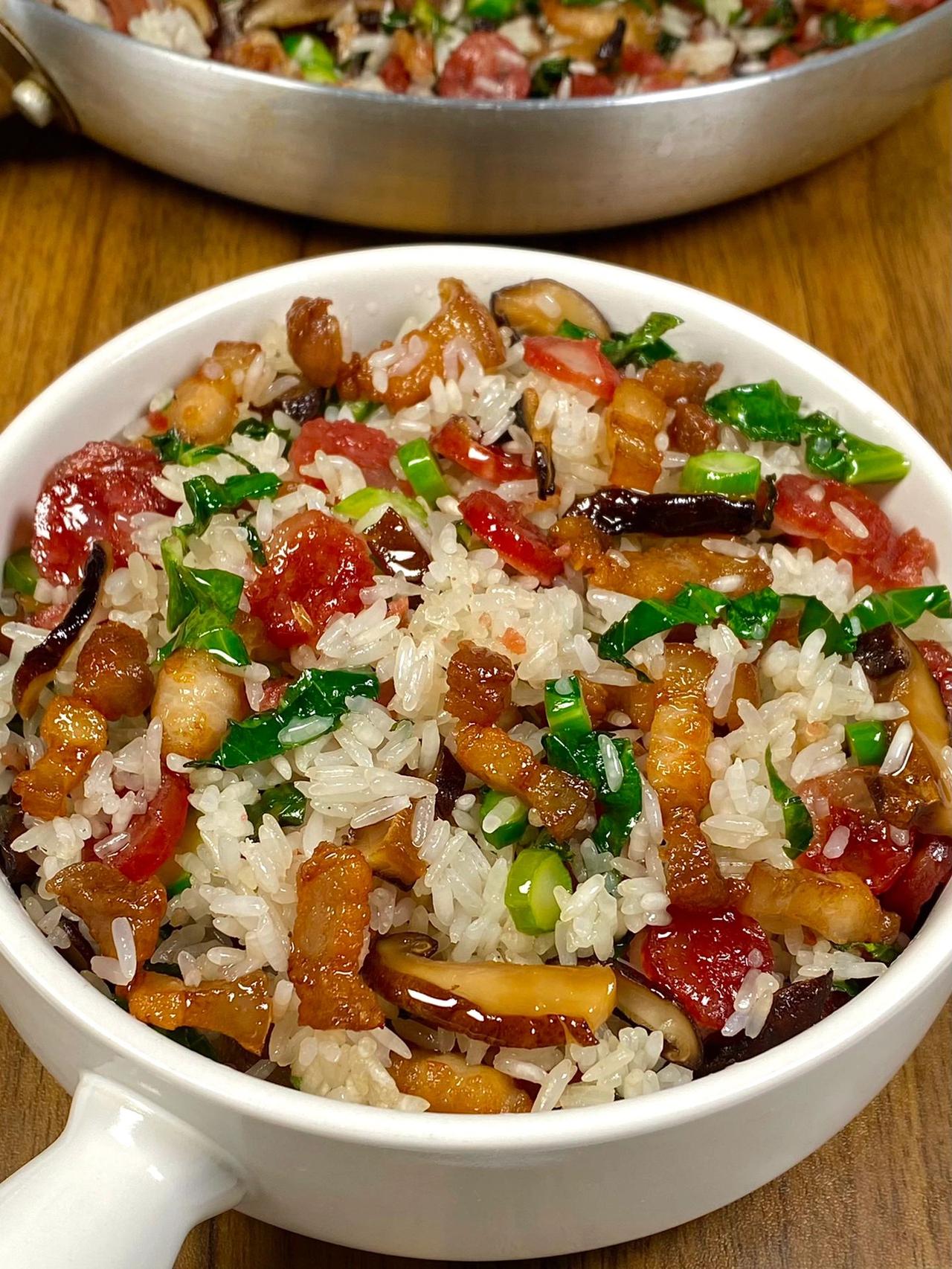 我妈做的菜饭！真的巨巨巨好吃！！！
今天吃我妈做的菜饭；是香菇腊肠芥蓝炒饭哦，真