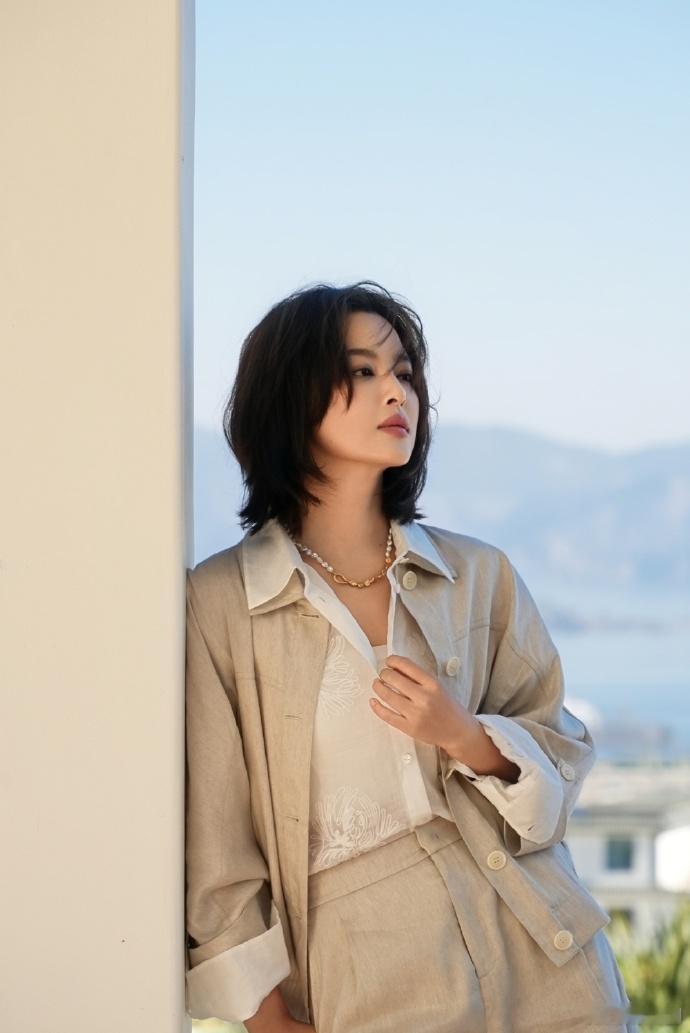 辛芷蕾上影节主竞赛评委以后介绍她得加前缀“金爵奖评委辛芷蕾”了。以后就是辛评委了