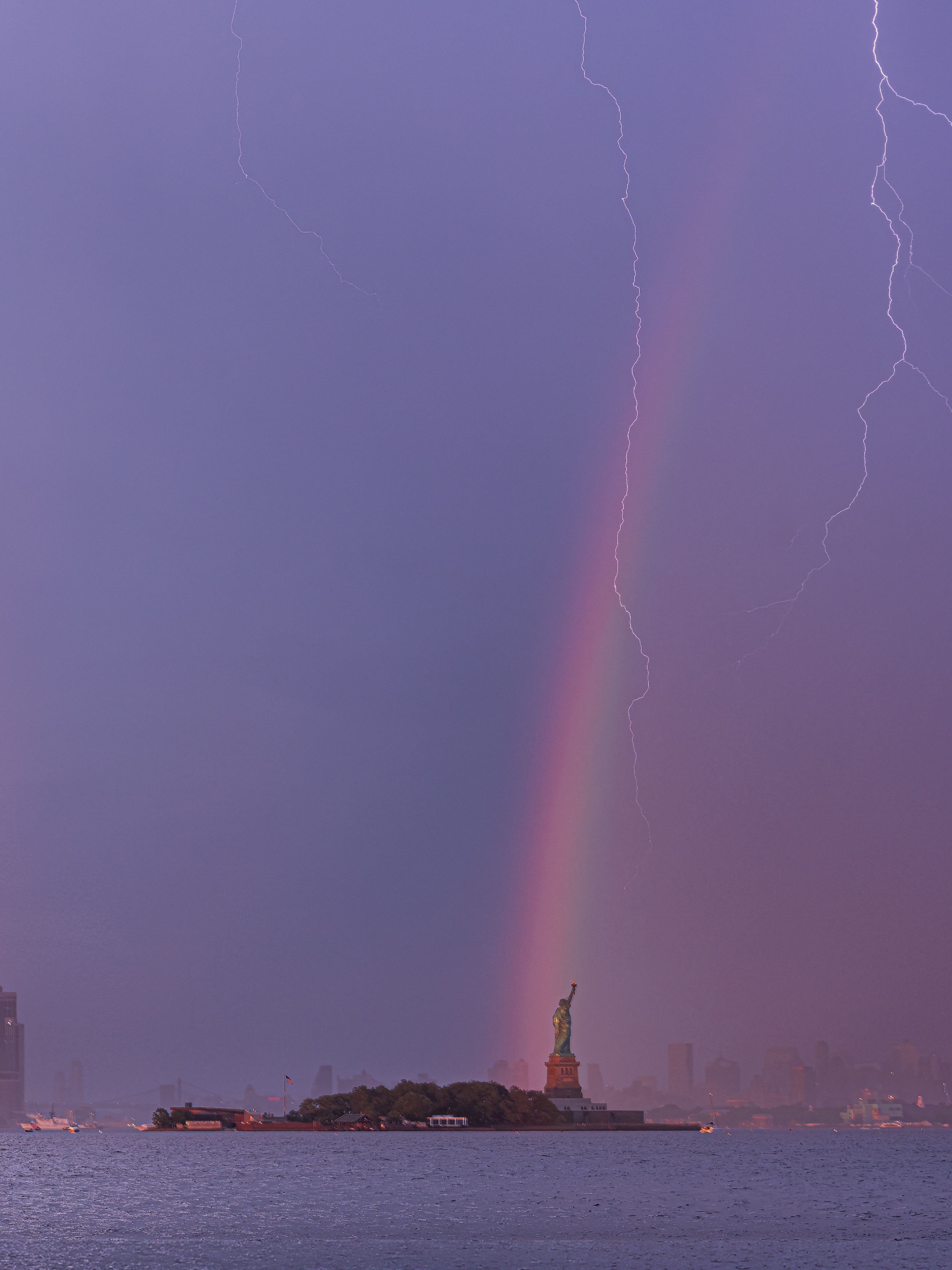 霉霉结婚日“泰勒十万伏特”概念📷dantvusa 