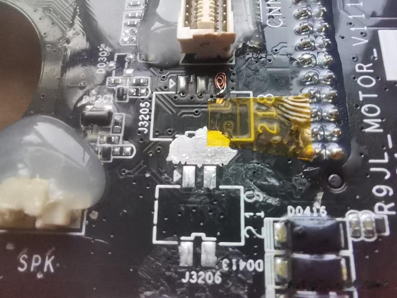 智能锁的插座很容易拔下来，只要你用大力，插座连着PCB电路一块就下来了。
插座装
