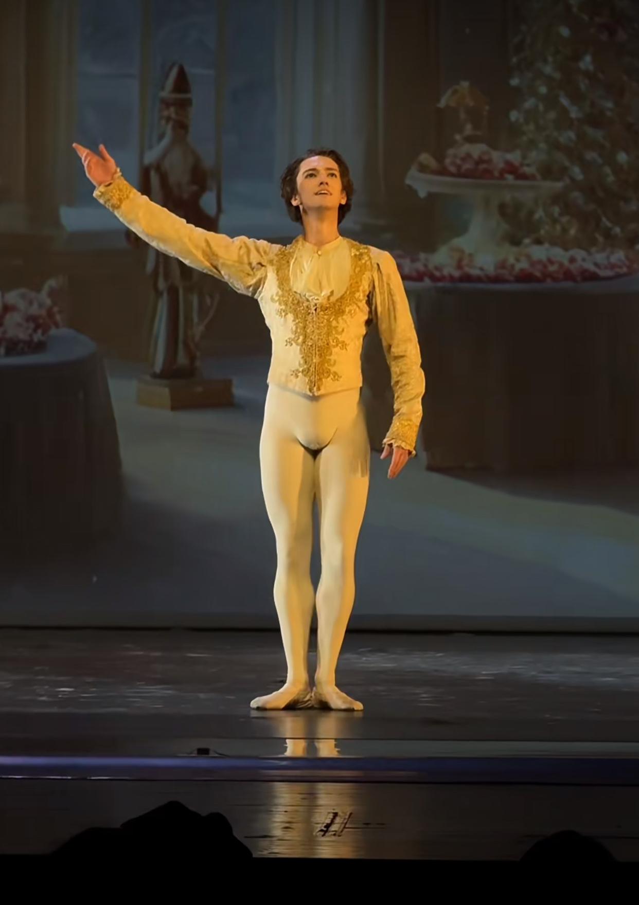 男舞蹈生穿紧身裤好尴尬呀！！为什么要穿那么紧的呢？像没穿裤子一样，相比之下，女孩