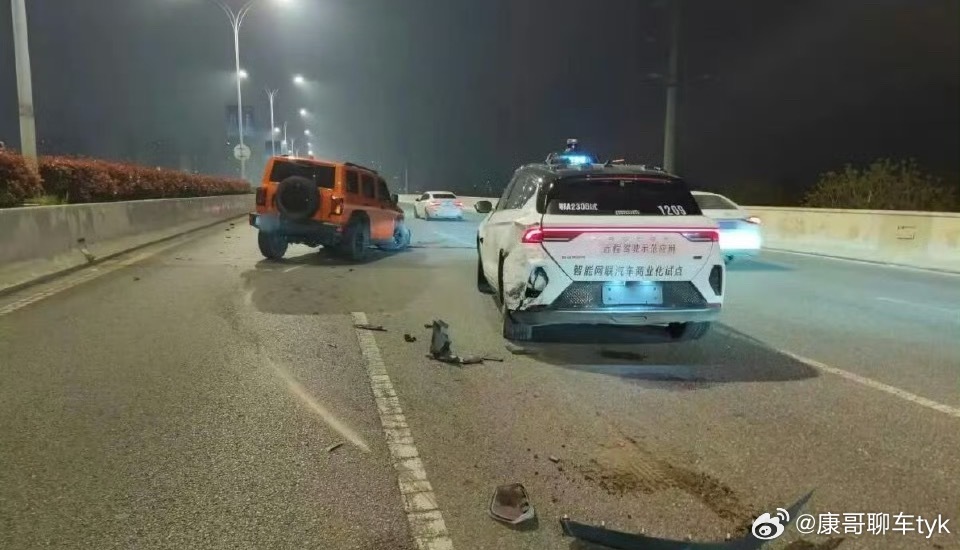 武汉多辆萝卜快跑出故障这种情况最有可能的就是后台程序跑崩了，修复起来估计也不那么