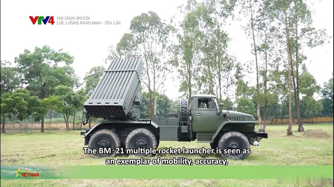 越南人民军炮兵正在试射升级后的BM-21多管火箭炮系统。触摸屏控制、自动瞄准、射