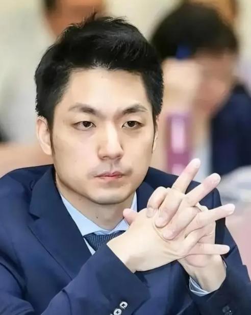 两蒋灵柩要不要回大陆这事，显然蒋万安着急了！据报道，真正麻烦的，不是一口棺木到底