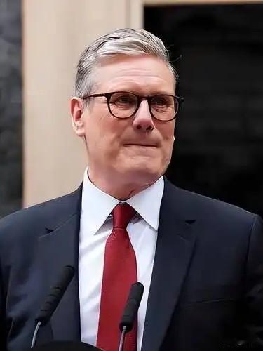 英国传来消息！
5月18日晚，英国天空新闻直播间灯火通明。工党领袖、现任首相基尔