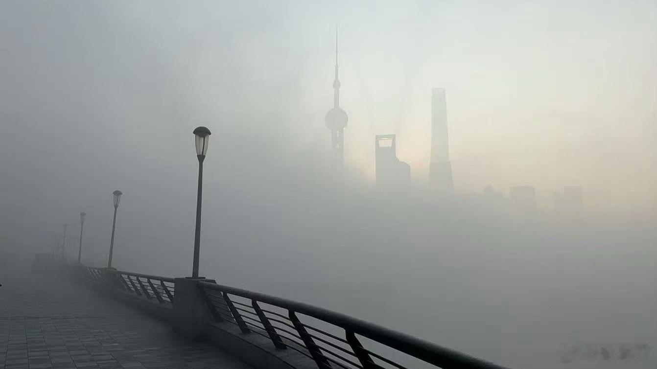 上海大雾 今日魔都秒变“雾都”，上海这雾大得离谱，眼前白茫茫一片，能见度低到怀疑