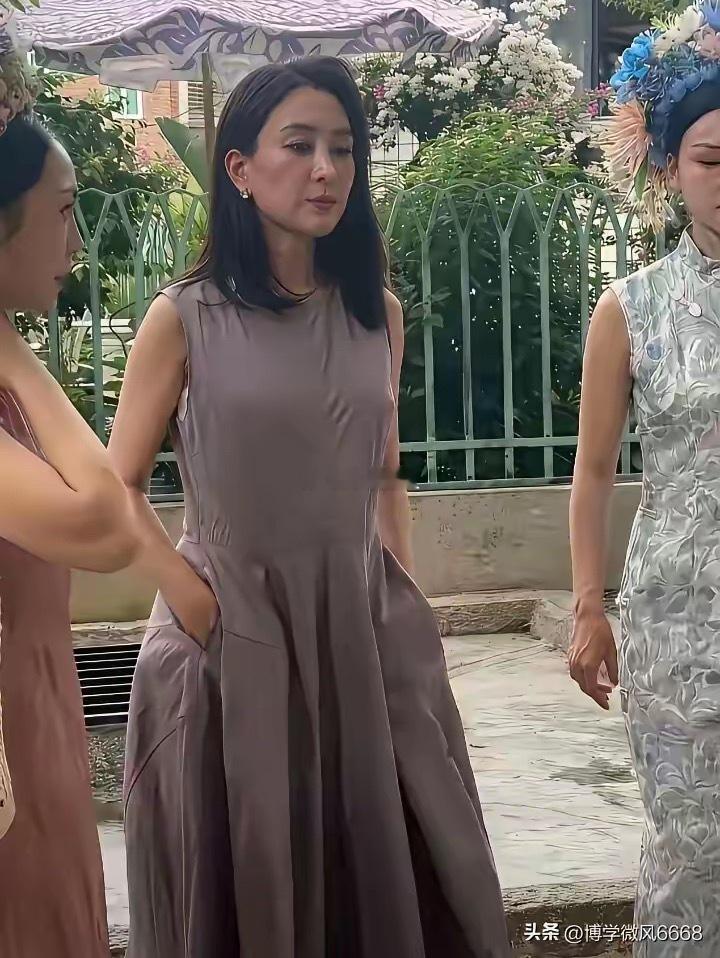 女神老了还是这么好看，身材没有臃肿，皮肤也没有垮掉，不过不知道什么原因，她跟两位