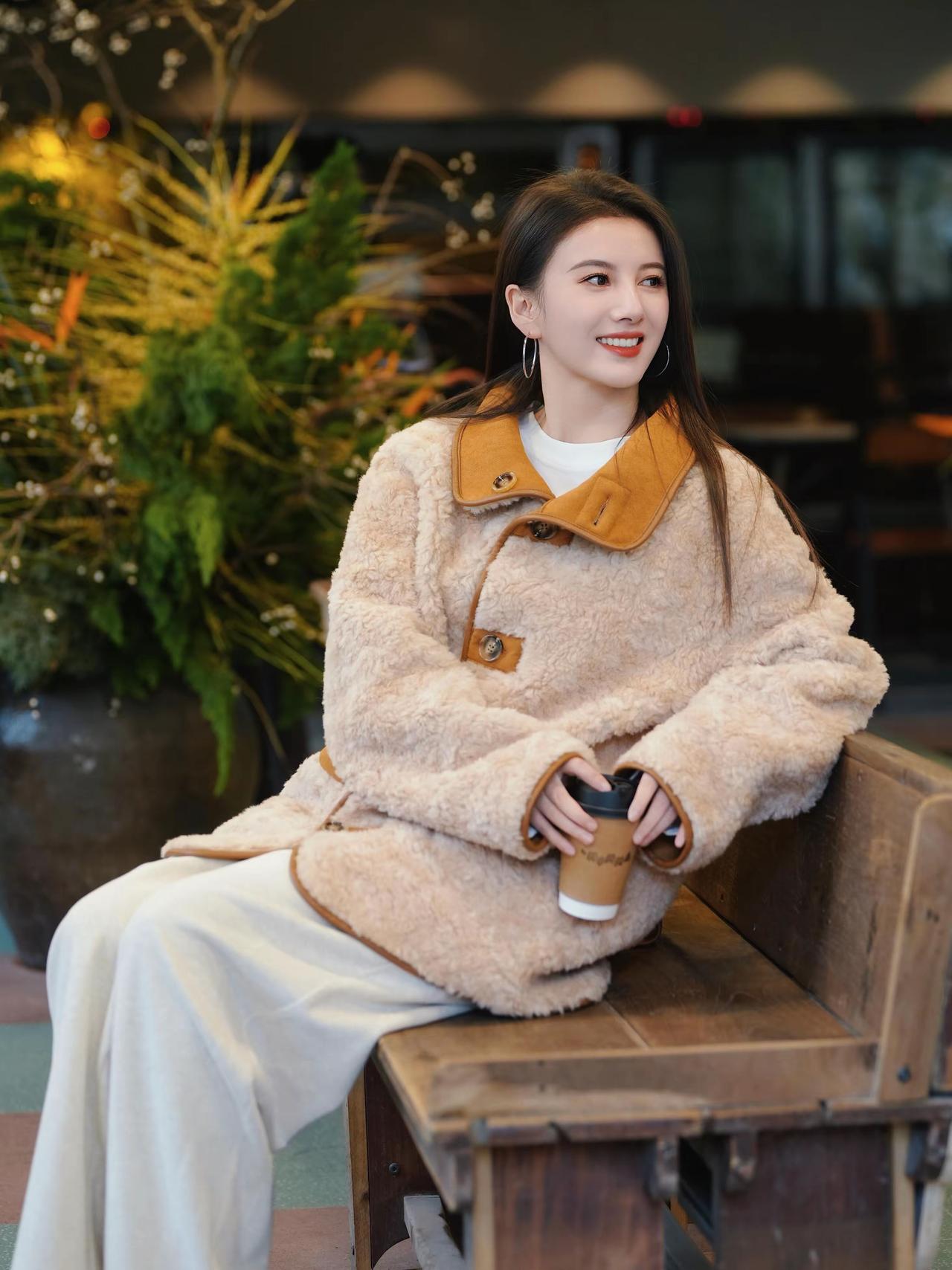 两个人过日子，就像两只刺猬取暖，离太远冷，离太近扎。得学会找到那个刚刚好的距离。