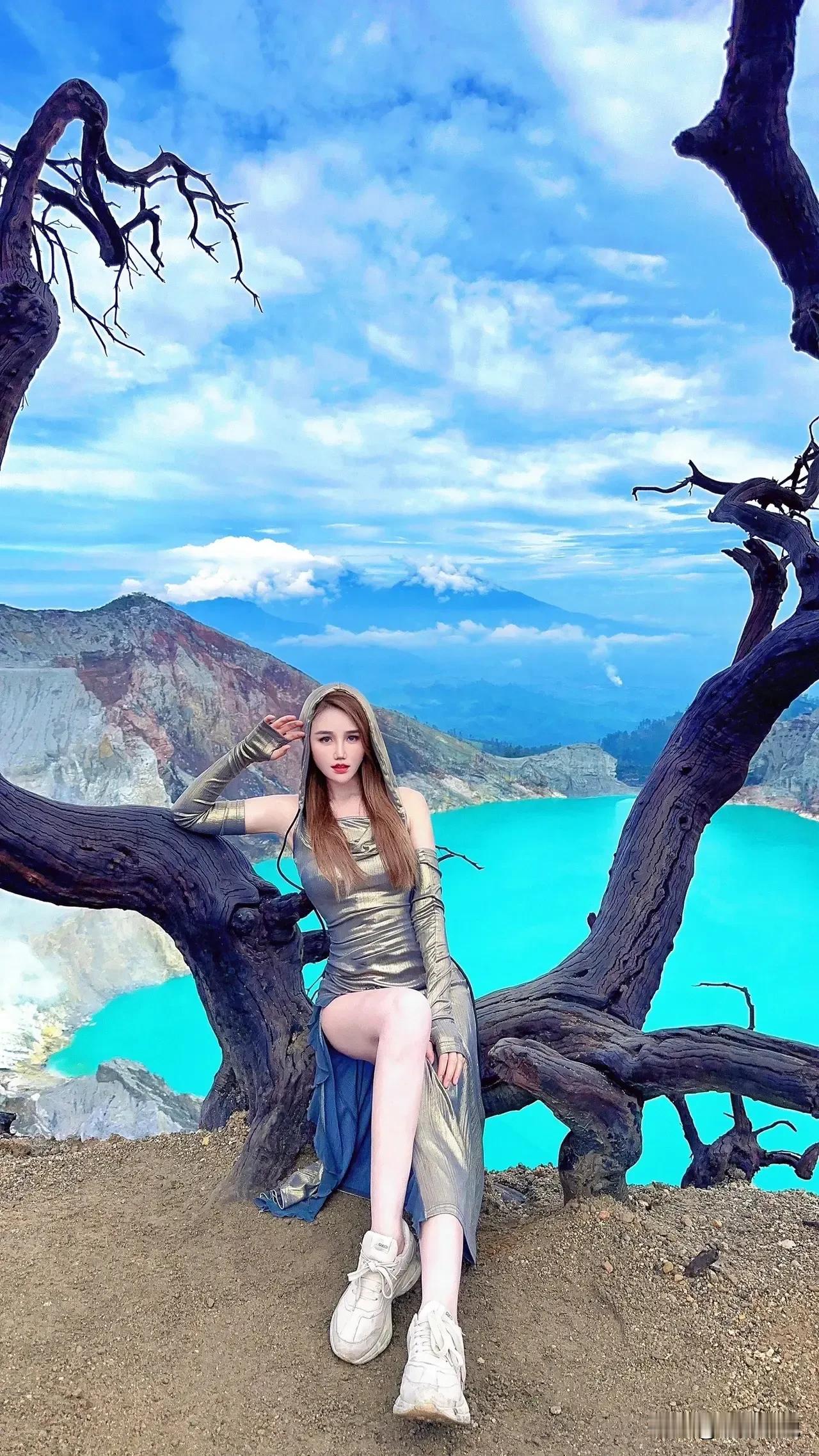 印尼伊真火山这棵网红树，据说已经包浆了，但是依然有很多网红争相去打卡，而且晒出的