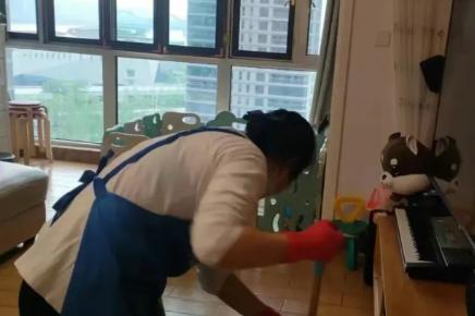 保姆辞退了，我妈说她睡了一个好觉
大清早赶到我妈家时，60多岁的保姆正往包里塞