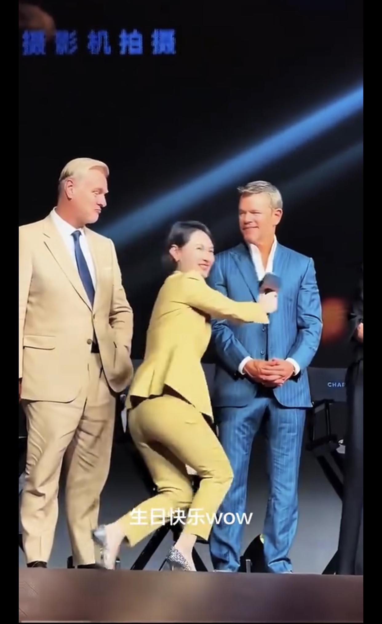 这位女主持人是非得屈膝着采访外国人吗？是在洋大人面前站不起身了吗？！
