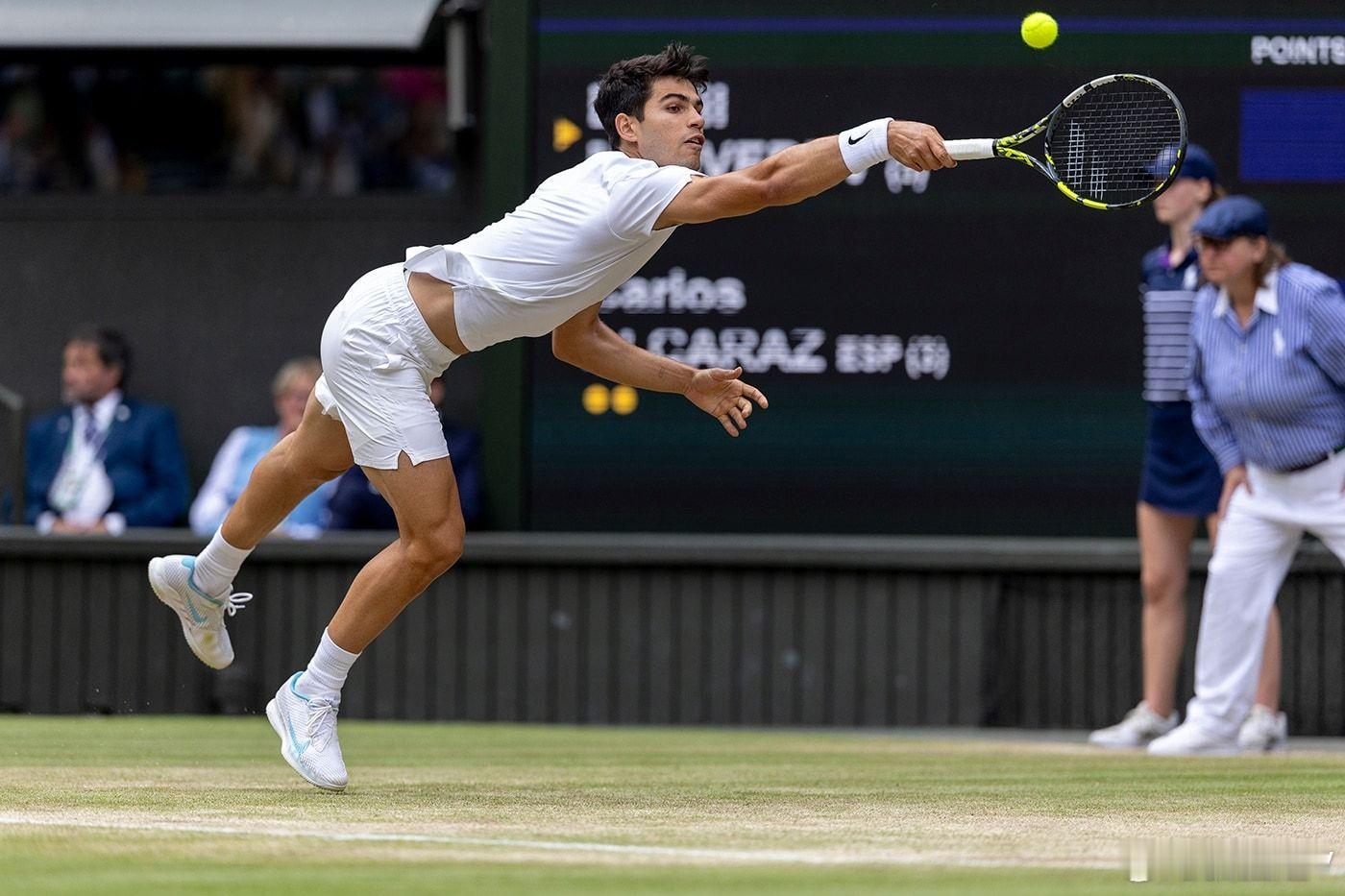 上一回跟在草地赛季合作还要追溯到2024年的直播。看看当年阿卡的这些极限击球动作