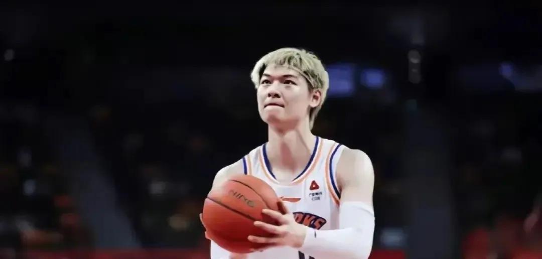 王哲林把胡金秋打爆并不是他多厉害，而是因为没去国家队。

谁能想到胡金秋作为国内