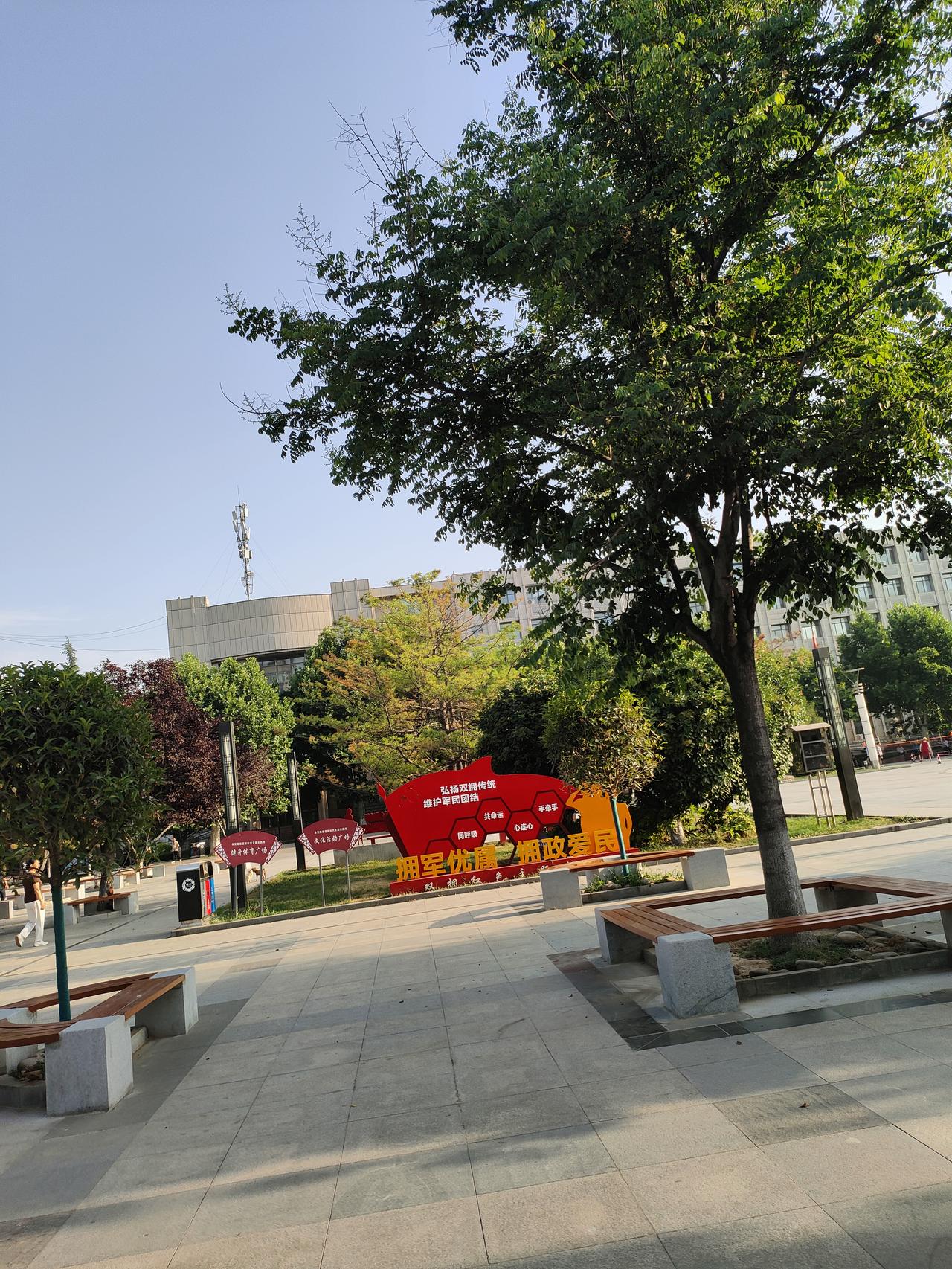 夏日生活打卡季澄澈蓝天，绿树成荫，宽阔的广场与整洁街道。褪去喧嚣，放慢脚步，感受