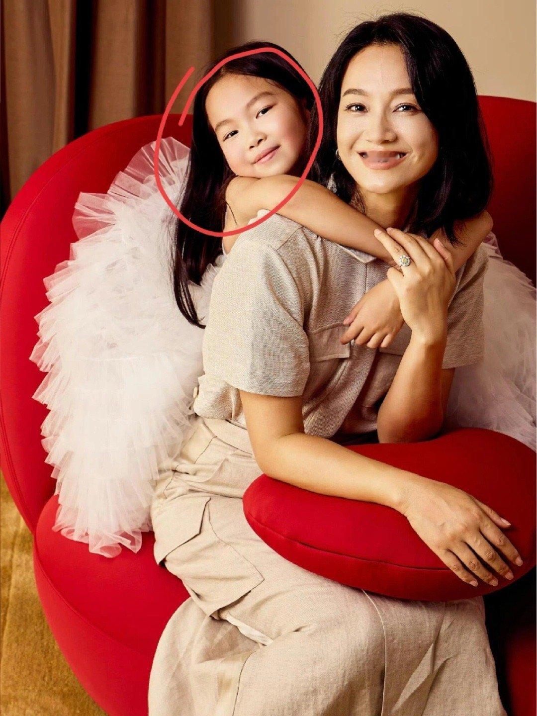 朱丹8岁女儿近照，长得和周一围一模一样 ​​​