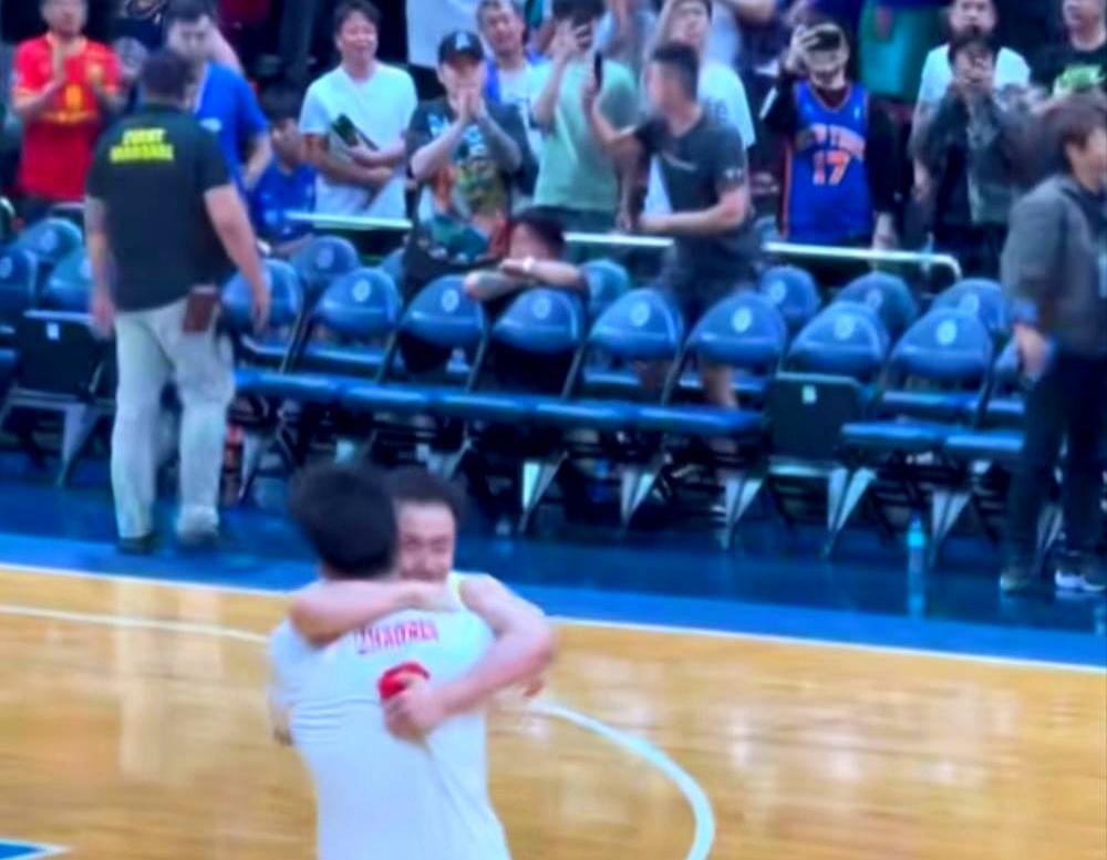 赵继伟被罚下时，比分还差3分。他红着眼睛把毛巾摔在地上，全场都在等中国队崩盘。