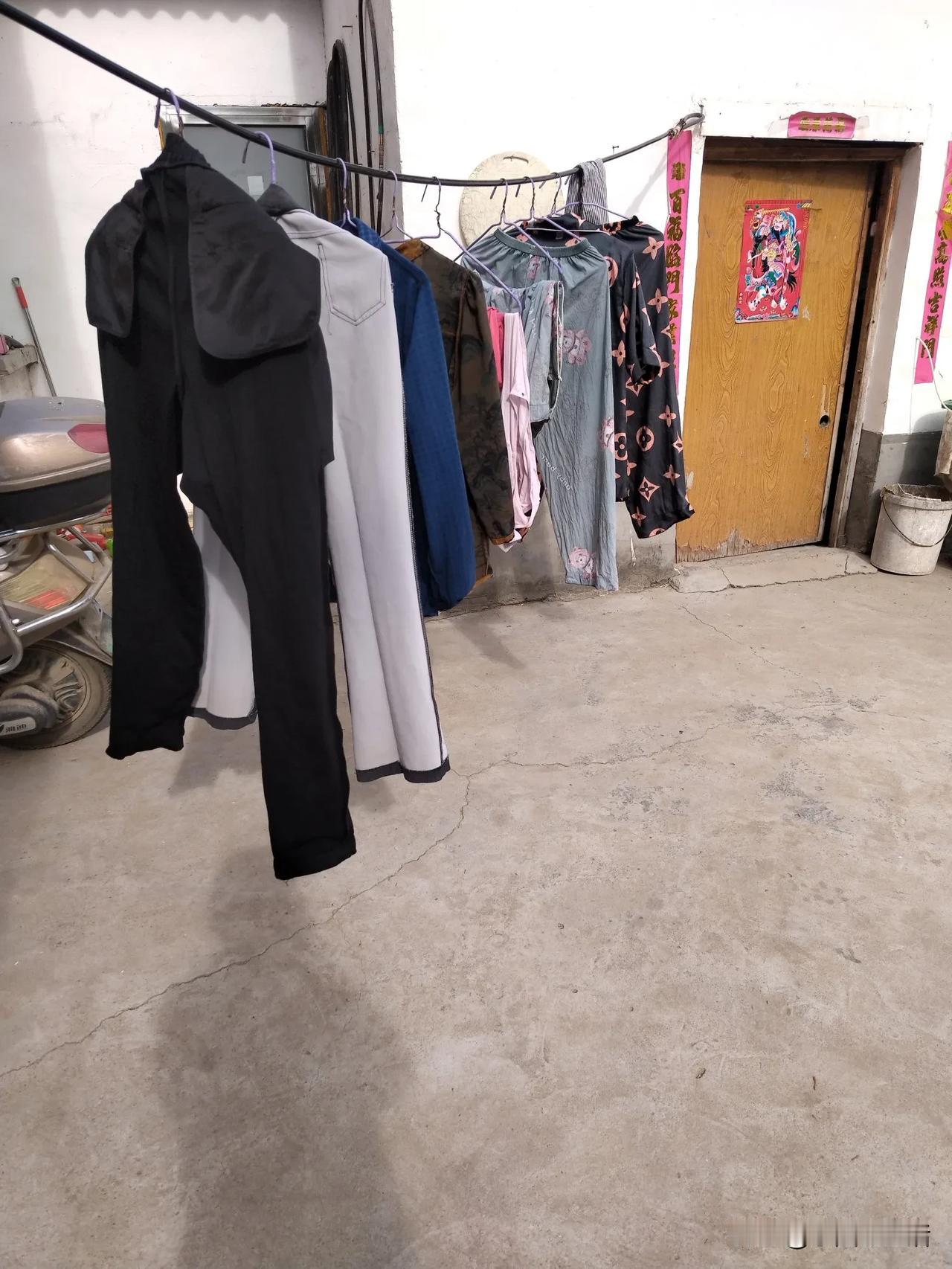 以前和婆婆住在一起的时候，有一年冬天我买了一双棉拖鞋，是那种橘色小格子的，上面还
